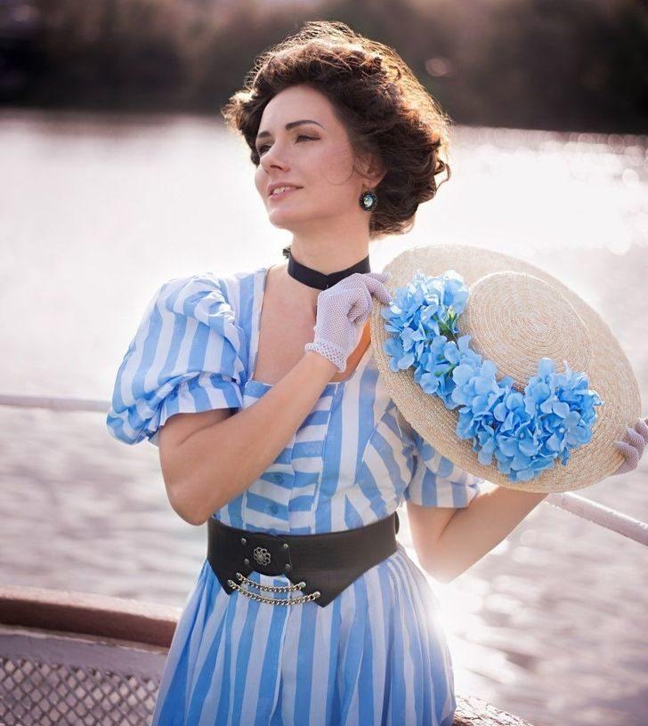 Kıyafetleri ve aksesuarlarıyla 18. yüzyıldan fırlamış gibi görünen Mila Povoroznyuk, moda trendleri elinin tersiyle itti G3