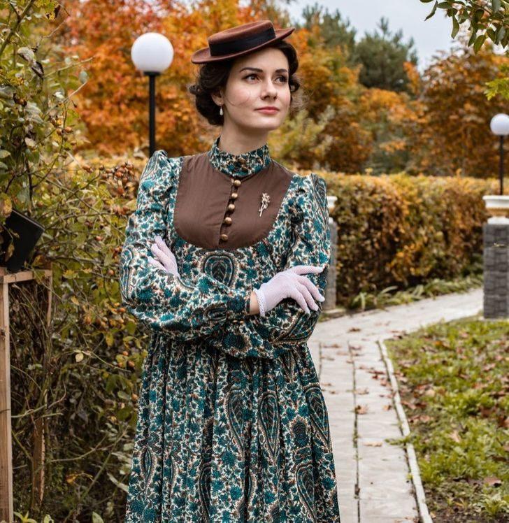 Kıyafetleri ve aksesuarlarıyla 18. yüzyıldan fırlamış gibi görünen Mila Povoroznyuk, moda trendleri elinin tersiyle itti G4