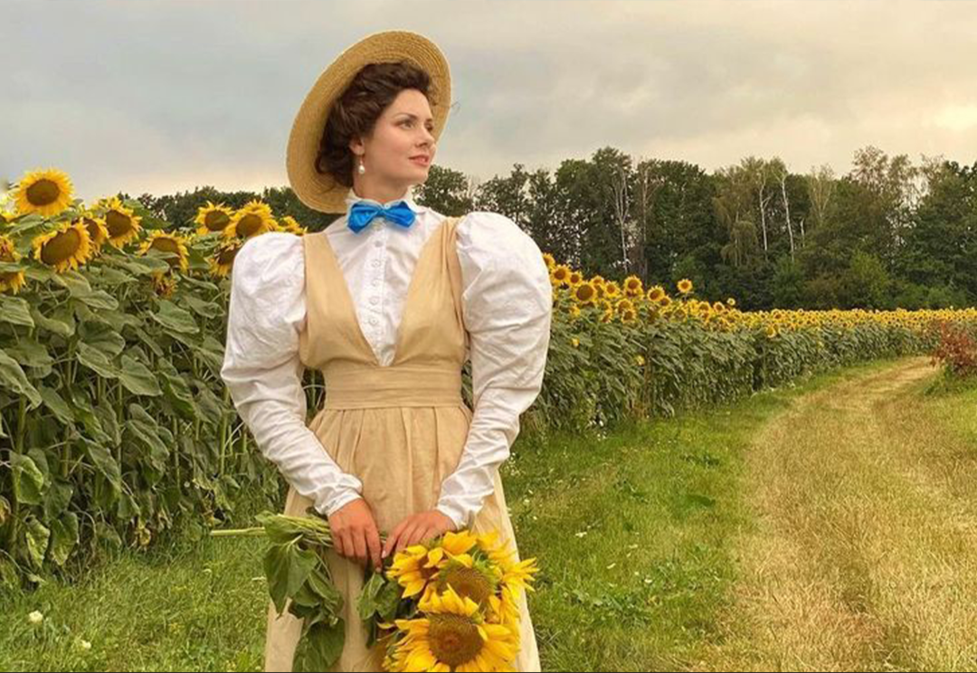 Kıyafetleri ve aksesuarlarıyla 18. y&uuml;zyıldan fırlamış gibi g&ouml;r&uuml;nen Mila Povoroznyuk, moda trendleri elinin tersiyle itti