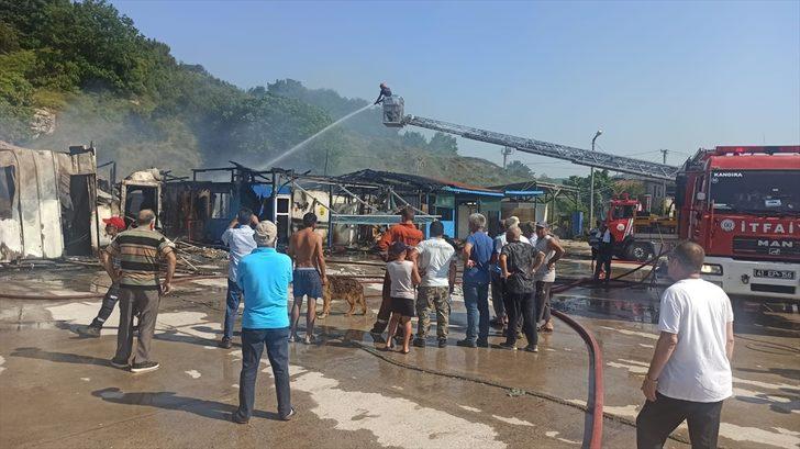 Kocaeli'de çıkan yangında balıkçı barınağındaki 5 buzhane kullanılamaz hale geldi G1
