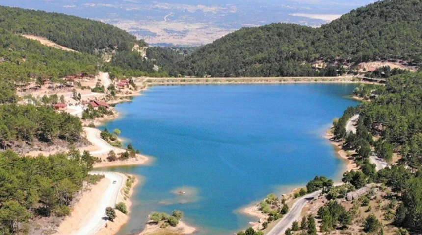 Mavi ve yeşilin buluşma noktası Tahtalı Göleti manzarasıyla mest etti