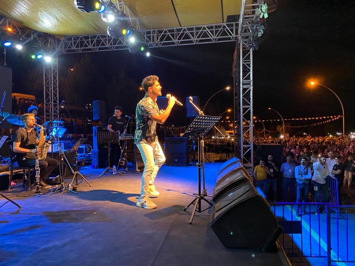 Sanat&ccedil;ı Yusuf G&uuml;ney Elbistan Festivali'nde sahne aldı