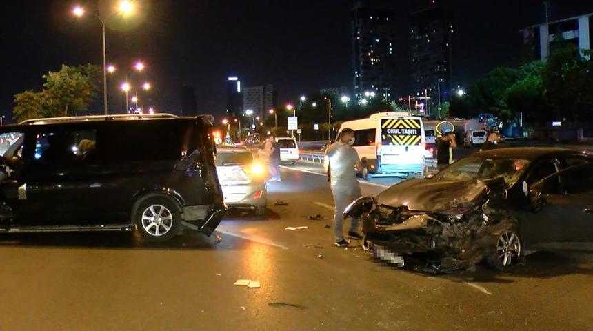 Kazayı fark etmeyen sürücü önündeki araçlara çarptı! D-100'ü kilitleyen olay