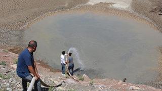 Erzurum'da kuraklık sebebiyle gölette can çekişen balıklara can suyu! 10 bin yavru var