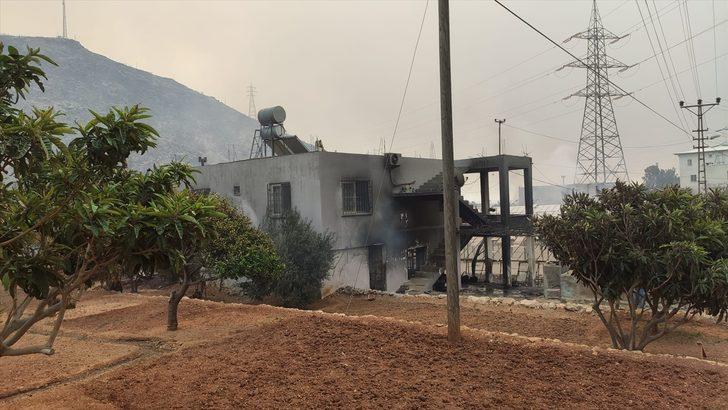 GÜNCELLEME - Mersin'deki iki ilçede çıkan orman yangınlarına müdahale ediliyor G5