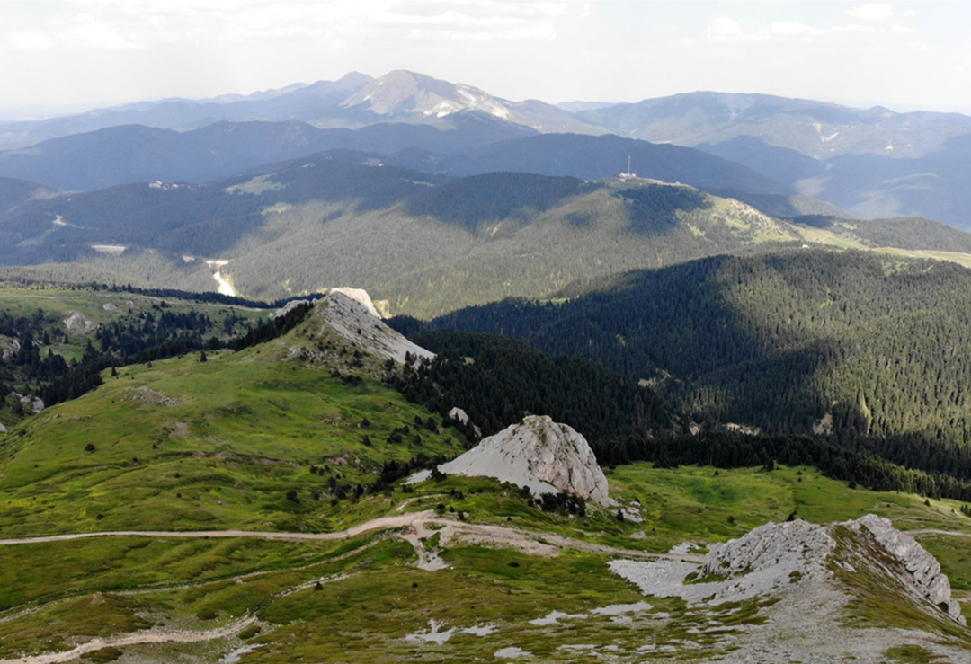 Ilgaz Dağı yaz-kış ziyaret&ccedil;ilerini ağırlıyor! Doğaseverleri manzarası b&uuml;y&uuml;l&uuml;yor