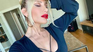 İrem Derici dekolteli pozuyla mesajını verdi: Köpek gibi çalışıp...