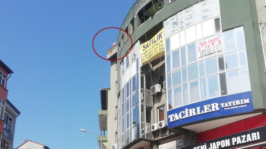 Zonguldak'ta hareketli anlar! Maaşını alamayınca çalıştığı binanın çatısına çıktı