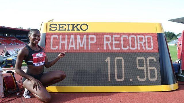 İngiliz atlet Dina Asher-Smith gibi pek çok kadın atlet 11 saniye olan barajı aştı. Asher-Smith'in zafer fotoğrafı 2019 Avrupa Atletizm Şampiyonası'ndan