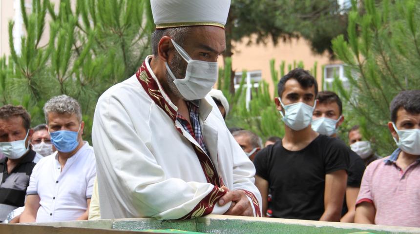 Bir babanın en zor görevi! Genç öğretmenin cenaze namazını, imam babası kıldırdı