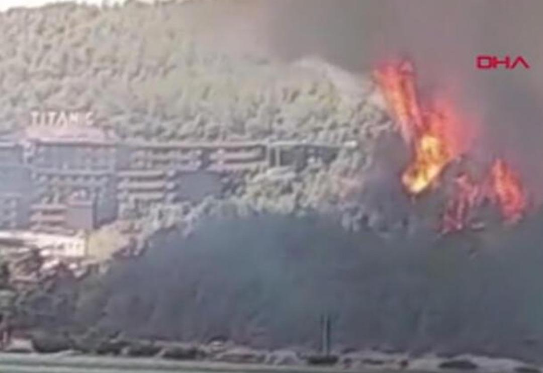 Son Dakika: Muğla'nın Bodrum il&ccedil;esinde yangın! Alevler b&uuml;y&uuml;k otellere dayandı