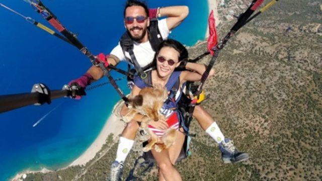 Ölüdeniz’in eşşiz manzarasını köpeği ‘Yager ‘ ile yamaç paraşütü yaparak deneyimledi