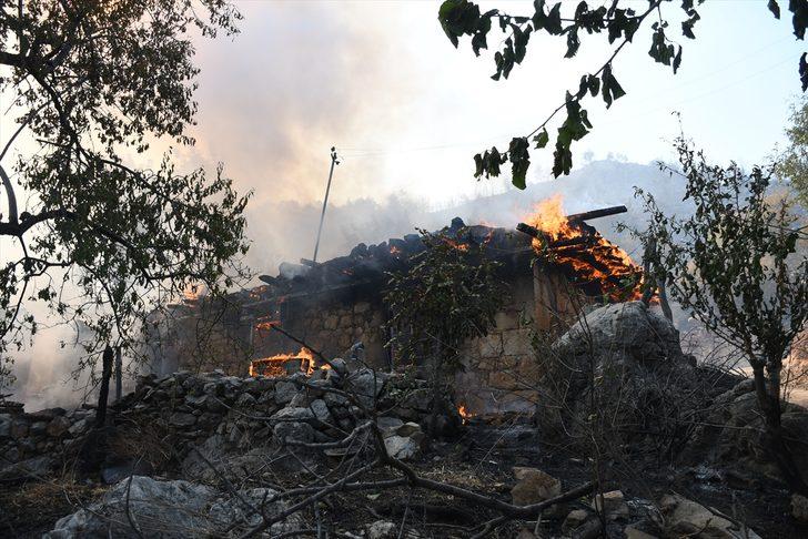 GÜNCELLEME 3 - Mersin Aydıncık'ta yangına karadan müdahale sürüyor G5