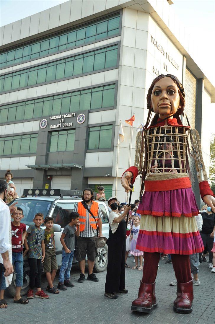 Mülteci çocukların simgesi kukla "Küçük Amal"ın İngiltere'ye yolculuğundaki durağı Tarsus oldu G1