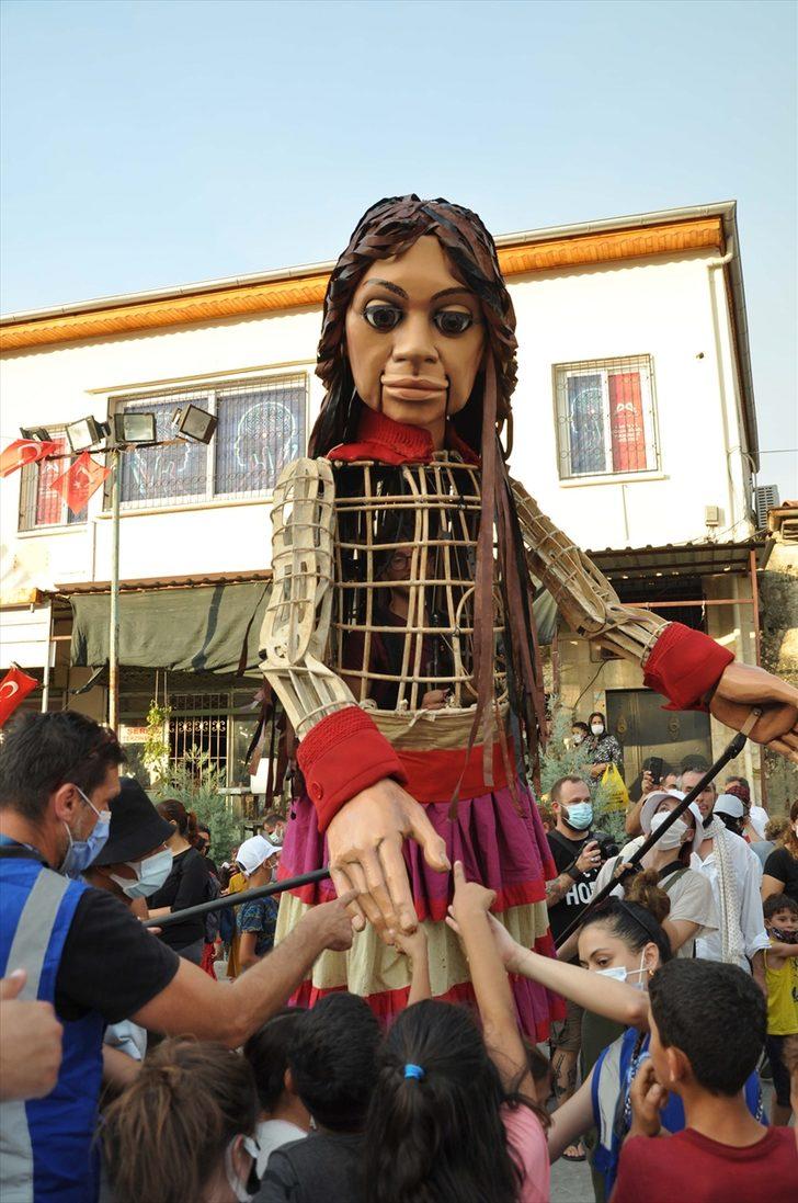 Mülteci çocukların simgesi kukla "Küçük Amal"ın İngiltere'ye yolculuğundaki durağı Tarsus oldu G2