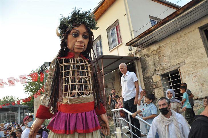 Mülteci çocukların simgesi kukla "Küçük Amal"ın İngiltere'ye yolculuğundaki durağı Tarsus oldu G3