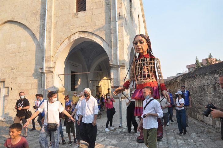 Mülteci çocukların simgesi kukla "Küçük Amal"ın İngiltere'ye yolculuğundaki durağı Tarsus oldu G4
