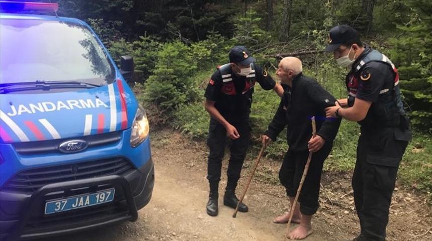 Kastamonu'da kaybolan yaşlı adamı jandarma ekipleri 12 kilometre uzaklıkta buldu