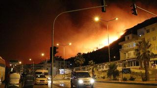 Mersin'in Aydıncık ilçesinde alevler şehir merkezine indi