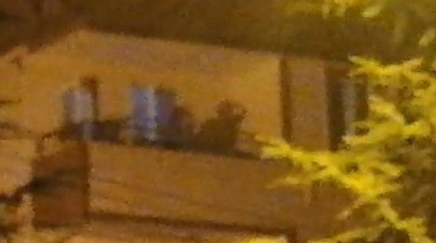 Balkondan çevreye ateş açıp "Geliyorum beyler" diyerek tabancayla intihar etti