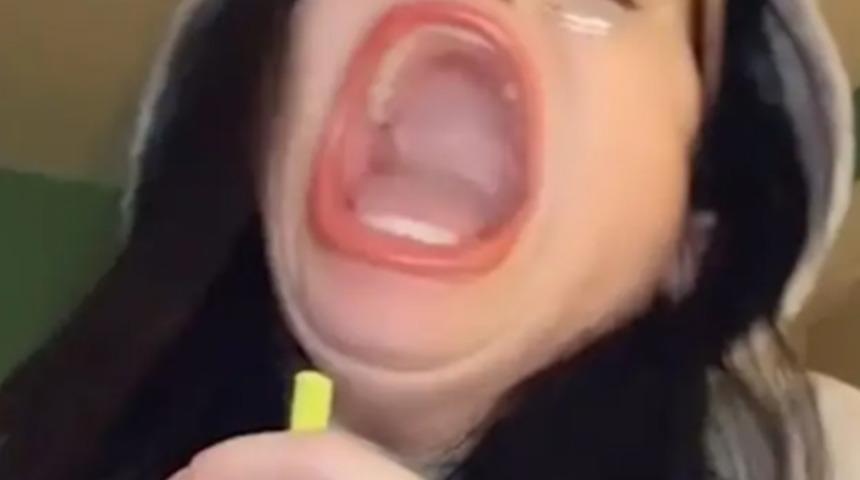 'Dünyanın en büyük ağzına' sahip olduğu için viral olan kadın Guinness'e girdi