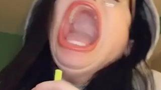 'Dünyanın en büyük ağzına' sahip olduğu için viral olan kadın Guinness'e girdi