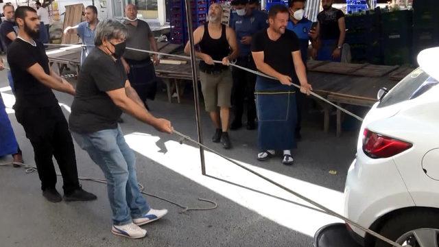 Aynı pazar, aynı manzara! Avcılar'da pazarın ortasında bırakılan otomobile tepsili operasyon 