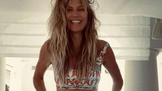 Heidi Klum denize üstsüz girdi! Kocası fotoğrafını çekti