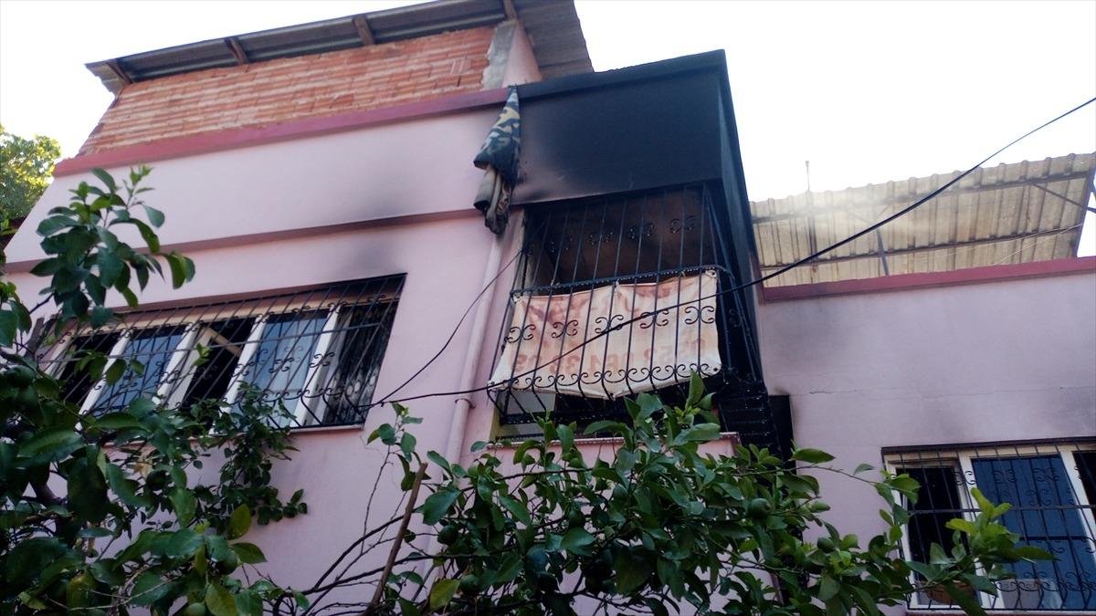 Adana'da anneleriyle tartışan 2 kardeşin evlerini ateşe verdiği &ouml;ne s&uuml;r&uuml;ld&uuml;