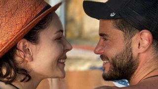 Berk Oktay'dan Yıldız Çağrı Atiksoy'a plaj öpücüğü!