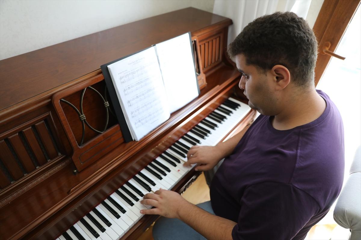 Ender g&ouml;r&uuml;len m&uuml;zik yeteneğine sahip otizmli gen&ccedil;, &uuml;niversiteden mezun oldu