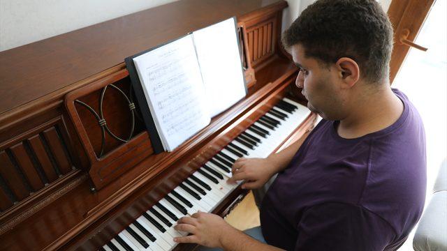 Ender görülen müzik yeteneğine sahip otizmli genç, üniversiteden mezun oldu