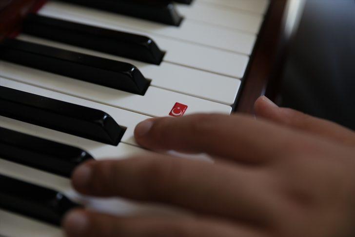 Ender görülen müzik yeteneğine sahip otizmli genç, üniversiteden mezun oldu G2