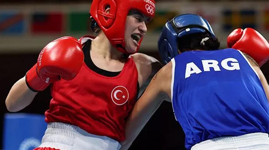 Milli boksör Esra Yıldız çeyrek finalde