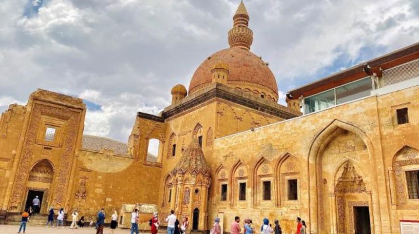Ağrı’da Osmanlı mimarisi dokunuşu! Yıllara meydan okuyan İshak Paşa Sarayı, görüntüsüyle büyülüyor