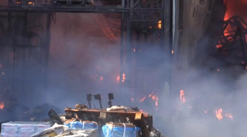 Bin 200 kişinin &ccedil;alıştığı &ccedil;ivi fabrikasında b&uuml;y&uuml;k yangın