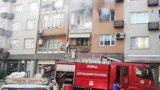 Evini ateşe verip, sokağa çıkarak yanışını izledi