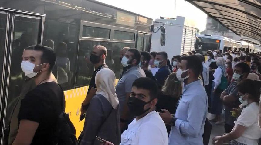Klima bozulunca metrob&uuml;steki yolcular ara&ccedil;tan indirildi