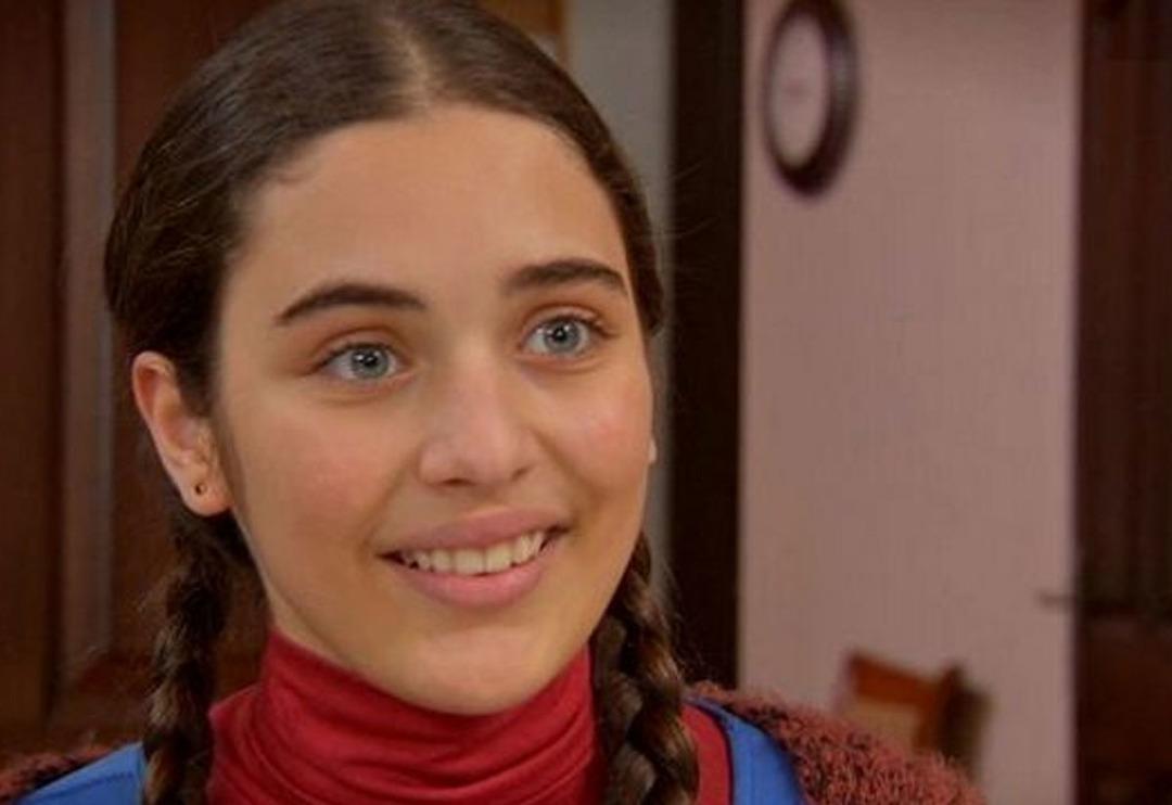 K&uuml;&ccedil;&uuml;k Gelin ile &uuml;nlenen &Ccedil;ağla Şimşek değişimi ile b&uuml;y&uuml;ledi! Mayolu pozuyla hayran bıraktı