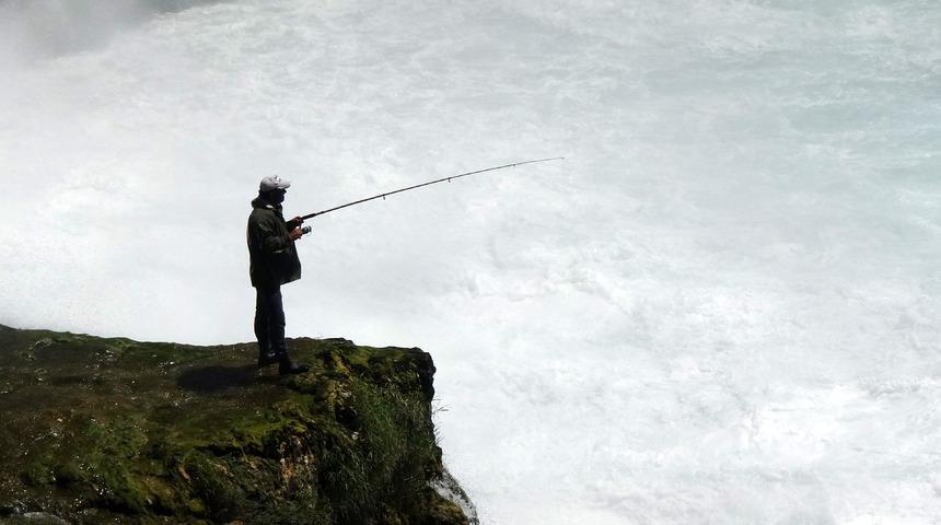 Şaşırtan görüntü! Şelale altında tehlikeli balık avı