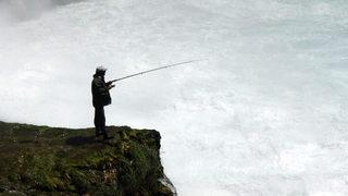 Şaşırtan görüntü! Şelale altında tehlikeli balık avı