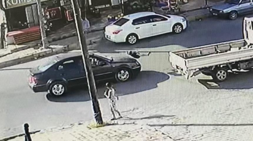 Korkun&ccedil; olay! Yolun karşısına ge&ccedil;en &ccedil;ocuğa otomobil b&ouml;yle &ccedil;arptı