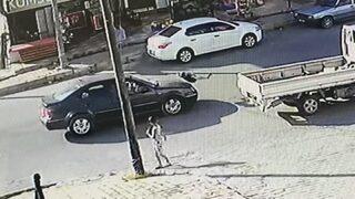 Korkunç olay! Yolun karşısına geçen çocuğa otomobil böyle çarptı