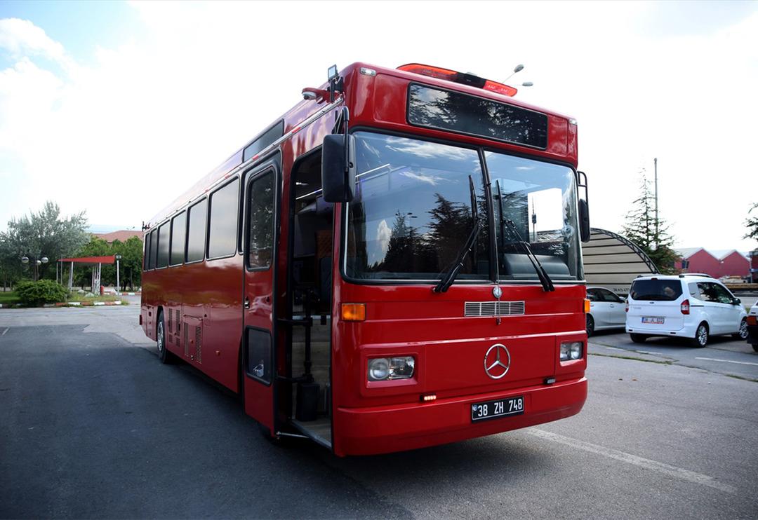 Doğal afet ekipleri i&ccedil;in hurda otob&uuml;s 'seyyar otele' d&ouml;n&uuml;şt&uuml;rd&uuml;! 