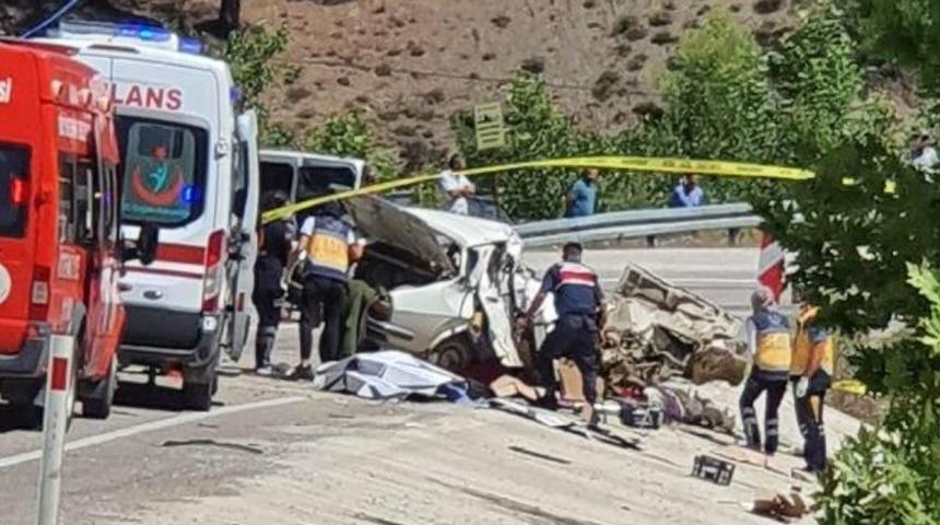 Adana'da d&uuml;ğ&uuml;n yolunda feci kaza: 5 &ouml;l&uuml;, 1 yaralı