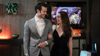 Superman oldu! Baht Oyunu'nun yıldızları Aytaç Şaşmaz ve Cemre Baysel'e olay yaratan hediye