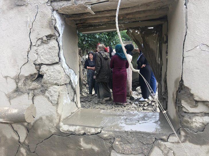 GÜNCELLEME - Van'da sel nedeniyle 5 ev yıkıldı G3