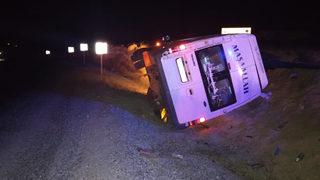 Düğüne gidenlerin bulunduğu minibüs şarampole devrildi: 12 yaralı