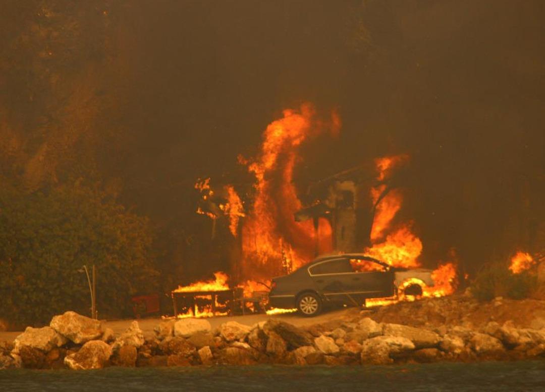 Alevler &uuml;nl&uuml; koya dayanmıştı! MSB 2 &ccedil;ıkarma gemisini Marmaris'e sevk etti