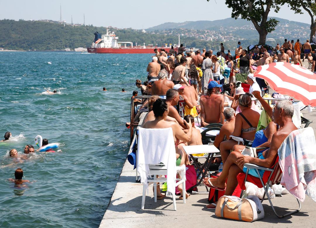 İstanbul'da sıcaktan bunalanlar boğaza akın etti